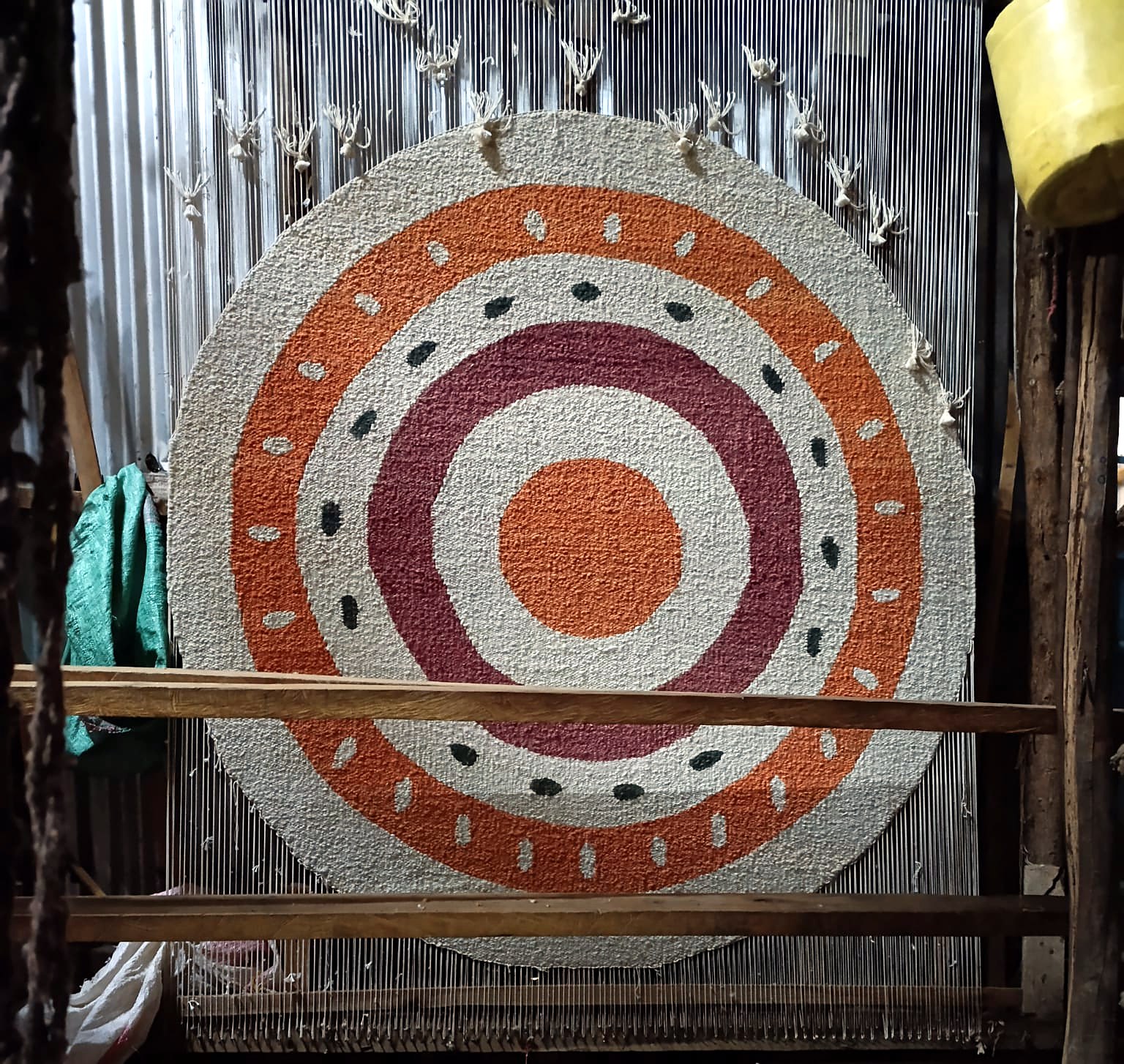 JHWC round handwoven rug with concentric pattern